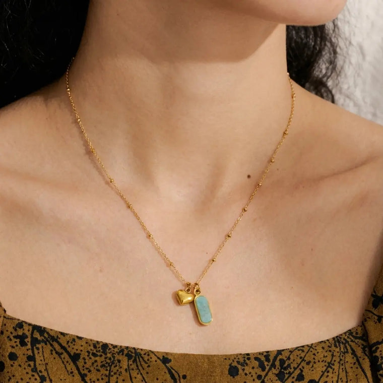 Collar de amazonita natural con corazón dorado — Piedra Mistica