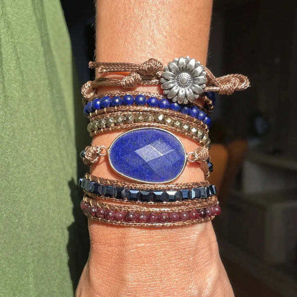 Pulsera Azura con Lápiz Lazuli y Granada, estilo Chan Luu, cordón de poliéster ajustable.
