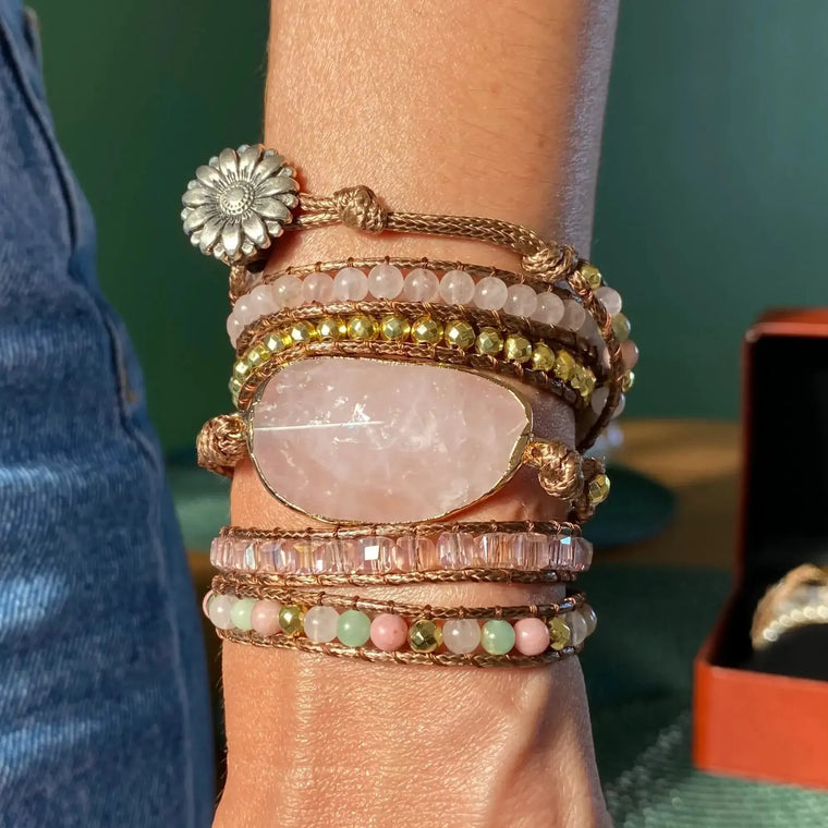 Pulsera Rosae de cuarzo rosa natural — tejido artesanal Chan Luu — Piedra Mistica